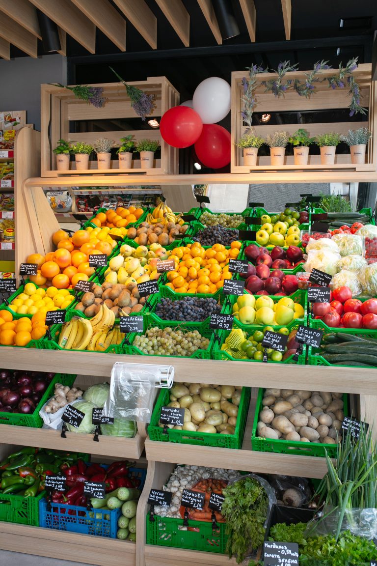 Щандът с плодове и зеленчуци в Ситимаркет „Дружба“