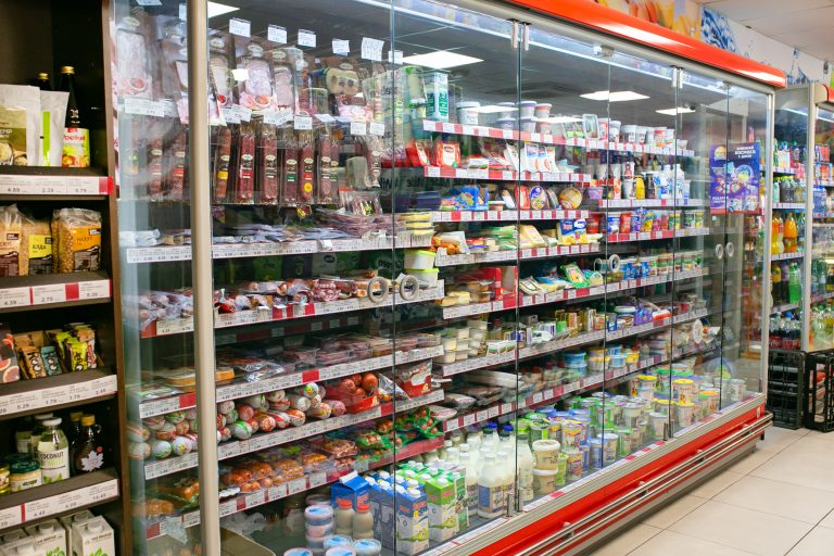 Хладилната витрина с млечни продукти и колбаси в Ситимаркет „Ружа“