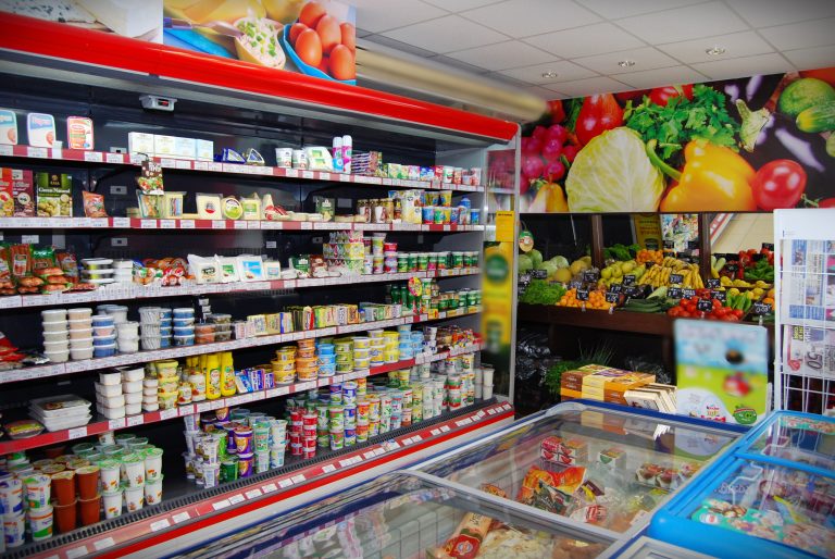 Хладилната витрина с млечни продукти и фризерите в Ситимаркет „Победа“