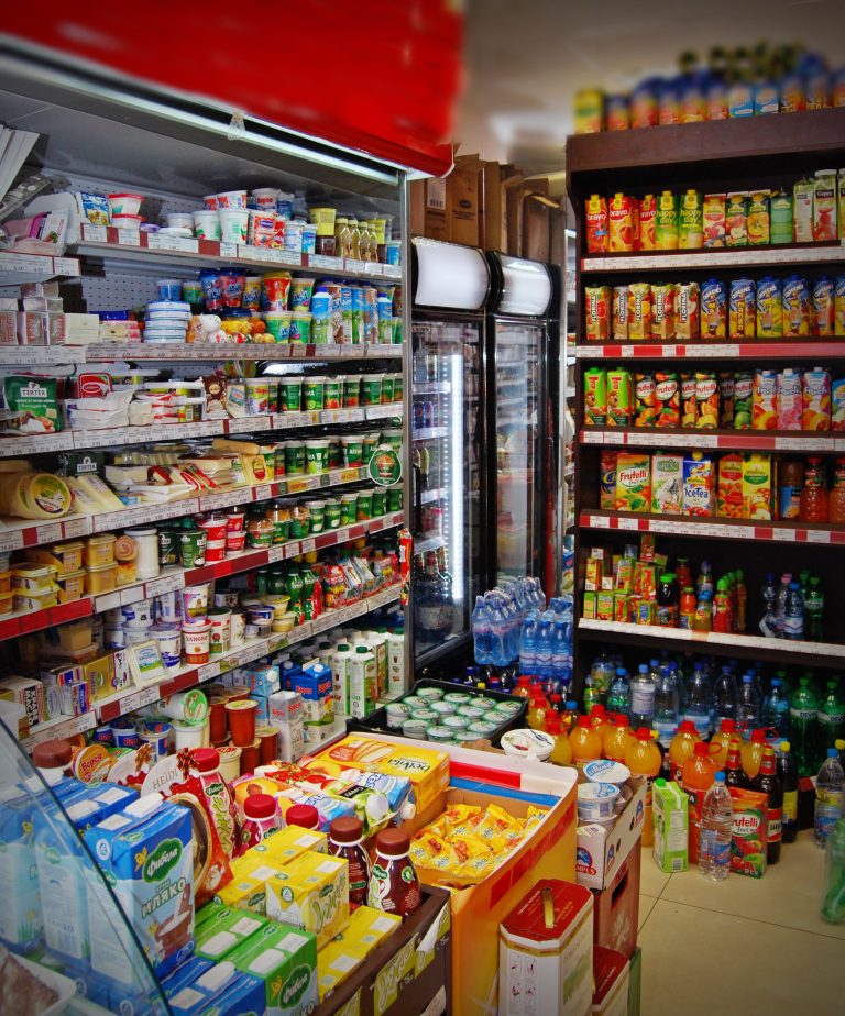 Рафтовете с млечни продукти и консерви в Ситимаркет „Чайка“