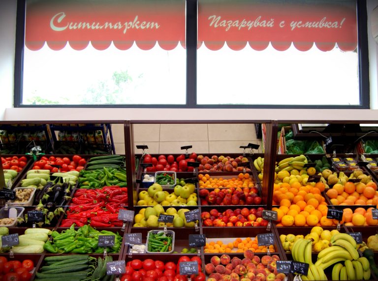 Щандът с плодове и зеленчуци в Ситимаркет „Евксиноград“ под сенника „Пазарувай с усмивка“