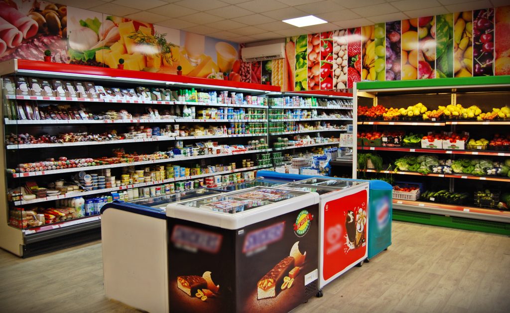 Рафтовете с млечни продукти, фризерите и щандът с плодове и зеленчуци в Ситимаркет „Евлоги Георгиев“