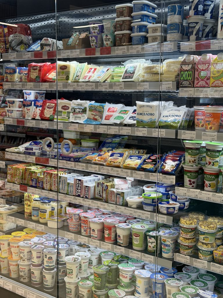 Хладилната витрина с млечни продукти в Ситимаркет „Чайка“