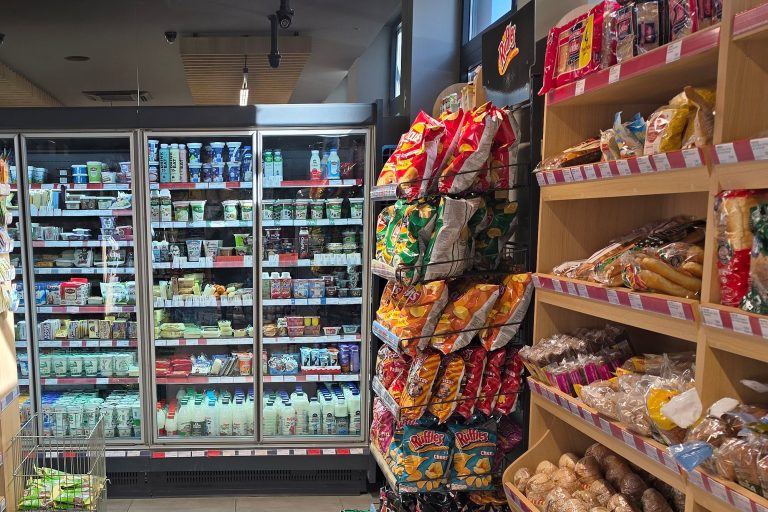 Хладилните витрини с млечни продукти и рафтовете с хляб и чипс в Ситимаркет „Сезони“